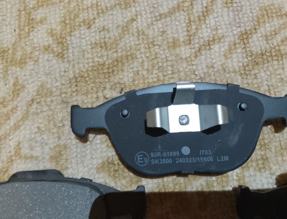 Продам передні тормозні колодки