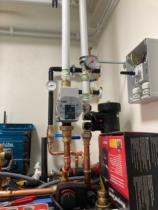 Pomoc Hydraulik awarie woda gaz pompy ciepla pellet