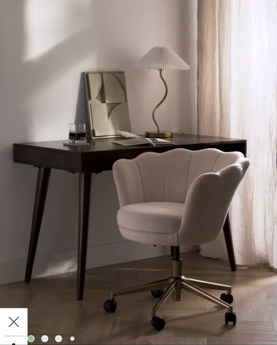 fotel obrotowy w kształcie muszli