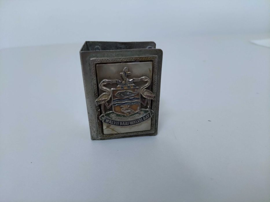 Porta-fósforos com brasão de armas cidade de Walvis Bay, na Namíbia.