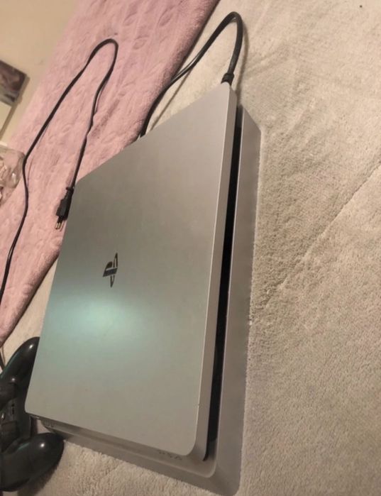 PS4 com dois comandos