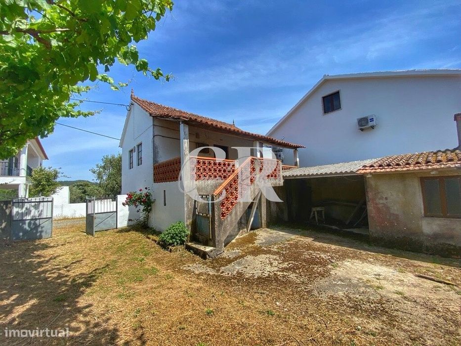 Casa típica portuguesa em pedra com excelente área de terreno em Figue