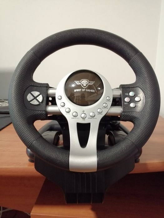 Volante Sprit Of Gamer com pedais e acessórios. Ler a descrição