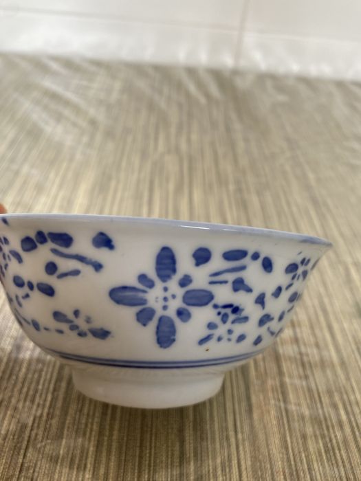 Tigela de porcelana chinesa antiga de transição azul e branca