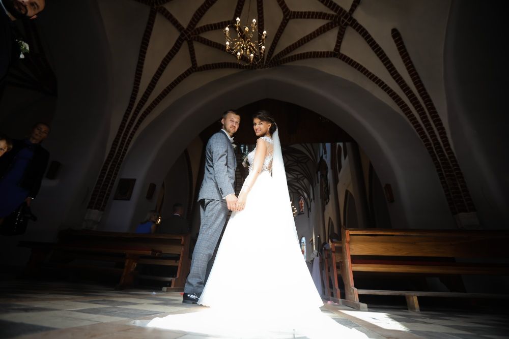 Suknia ślubna o rozmiarze 38 .