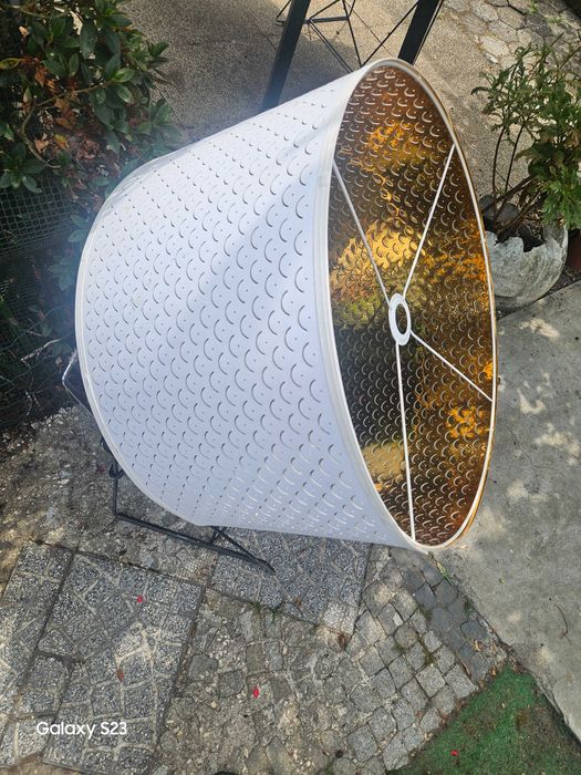 Vende-se, candeeiro sem uso