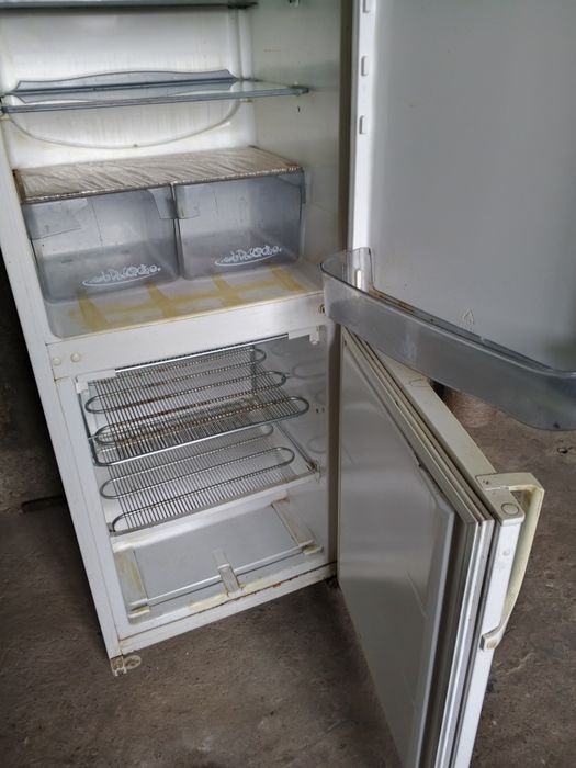 Холодильник б у работает