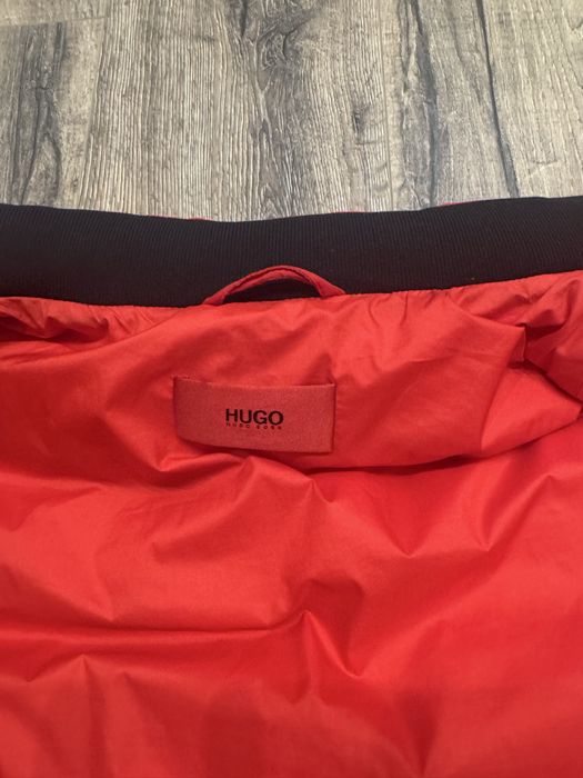 красный жилет Hugo boss
