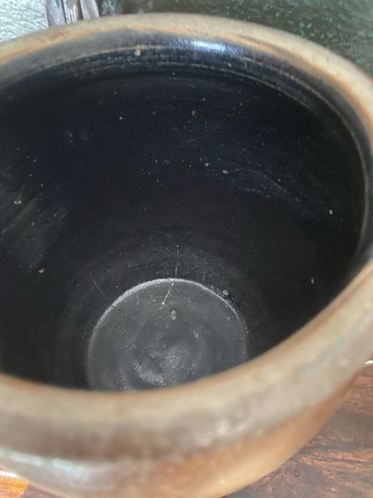Stary piękny garnek gliniany
