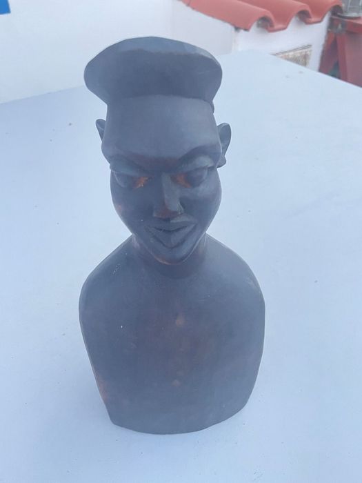 Busto em pau preto com 30 cm