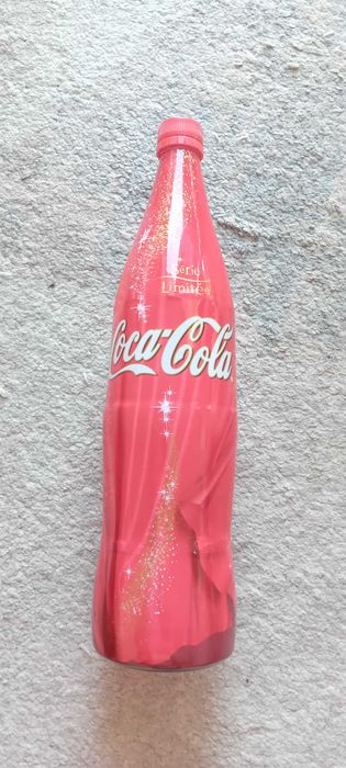 Sprzedam pustą butelkę po Coca-Coli.