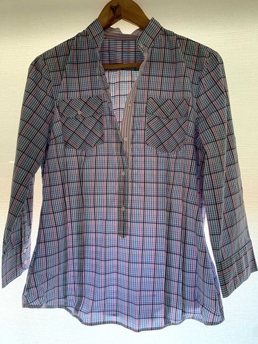 Camisa de riscas azul e rosa