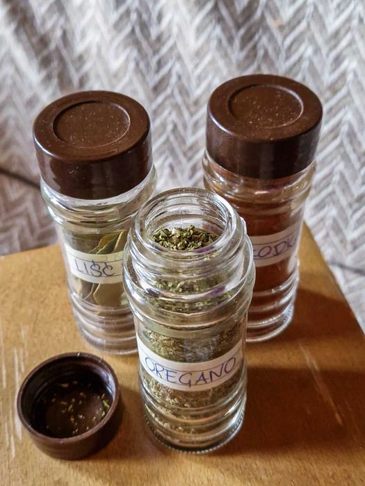 Stojak na przyprawy drewniany - szklane słoiczki