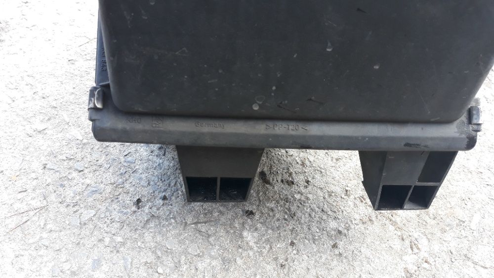 Audi a4 b5 2.5 V6,obudowa filtra powietrza oryginał