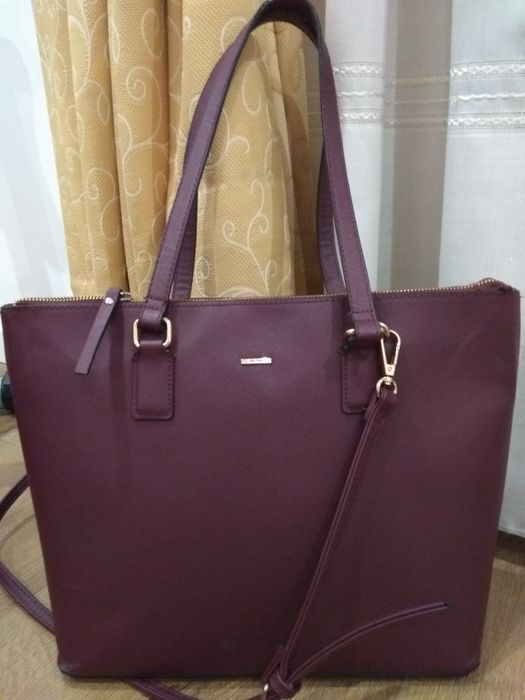 Mala malote Bershka bordeaux muito espaçosa.