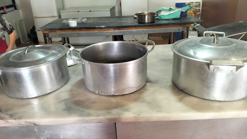 Mesa em inox com pedra 87cm altura,pedra 150cm comprimento e 100cm laterais