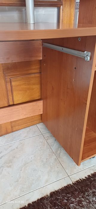 Secretária em boas condições, cor castanho, tem algumas marcas desgaste mas pequenas  altura 97cm, largura 115cm profundidade 50cm
