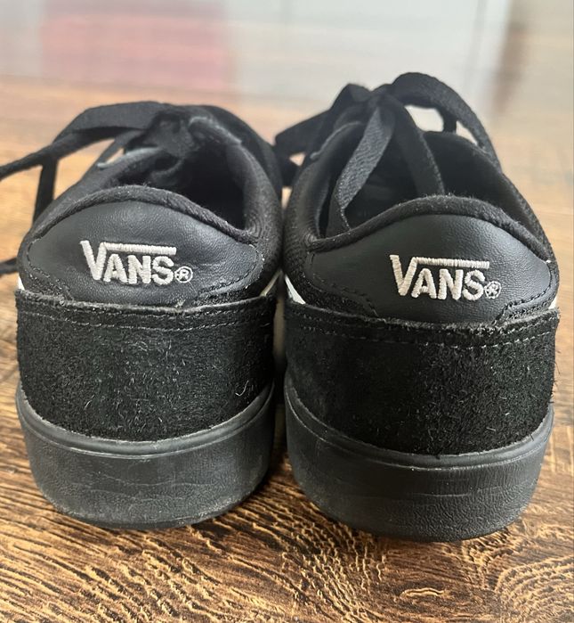 Чорні кросівки Vans із білою смужкою