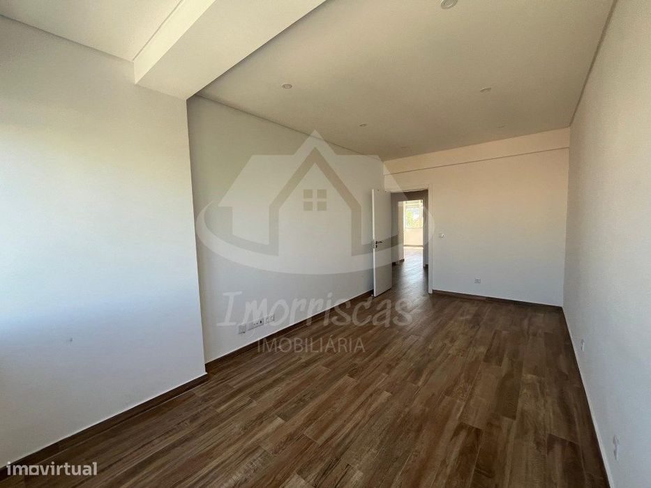 Apartamento T2 totalmente remodelado, localizado em Vialonga