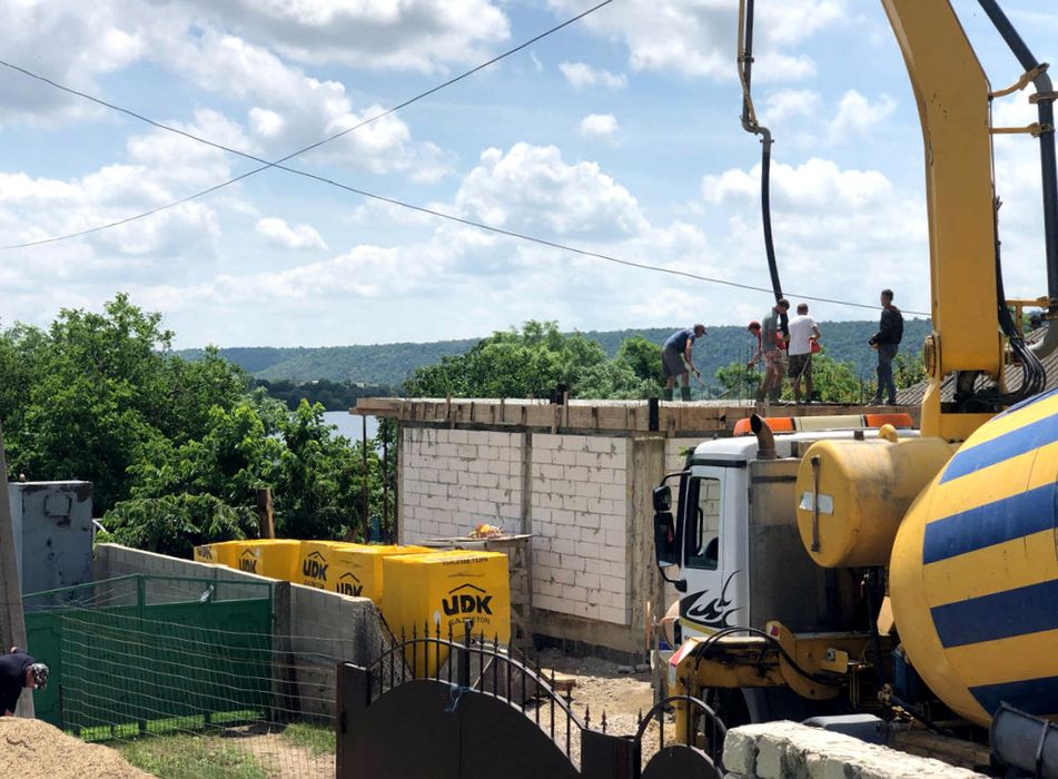 Бетоном М100/150/200/250/300/350 роблять заливку по справі