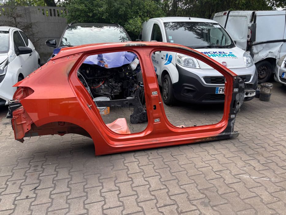 Bok prawy próg słupek błotnik tył Opel Corsa F