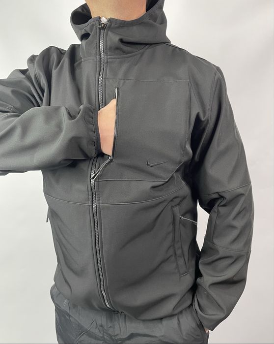 Ветровка мужская из ткани софтшел на флисе , черный цвет топ качество