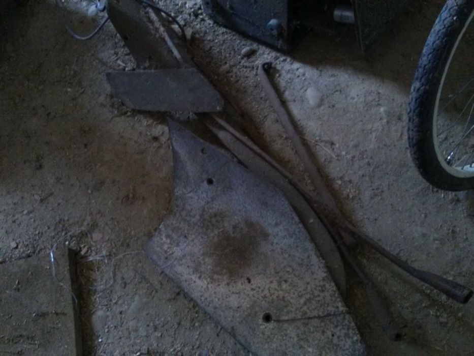 Продам два плуги і полицю запасну із леміхом.