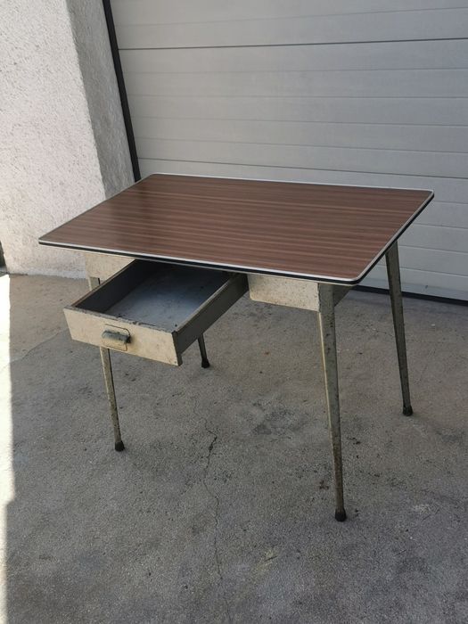Mesa de ferro e tampo em madeira