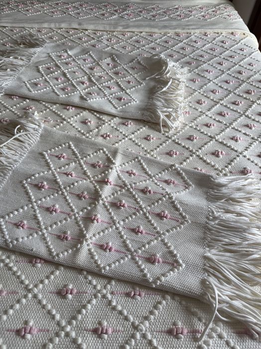Colcha de cama com pormenores cor de rosa a bom preço