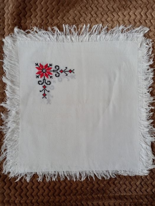 Біла хустка 50х50
