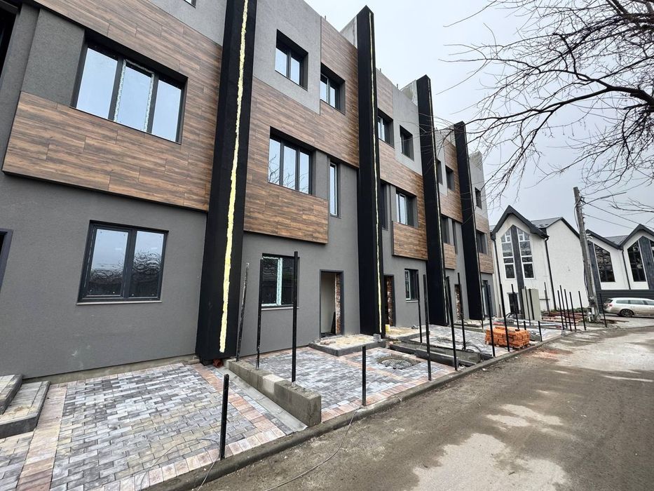 Таун з терасою на даху! Київ