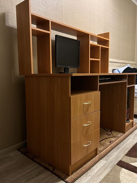 Компьютерный стол с надстройкой