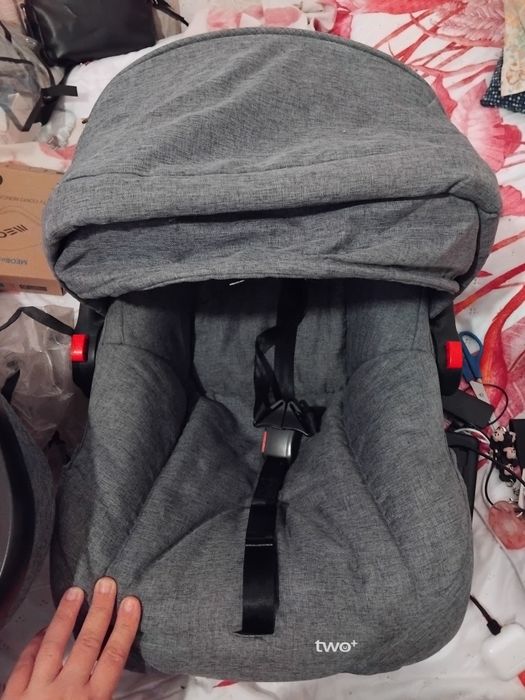 Carrinho de bebé de passeio e usado andei com ele pouco tempo mas ainda tá novinho