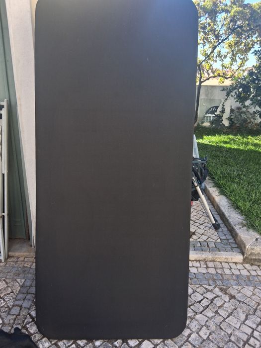 Estrado de cama com 6 pés. Estrutura em metal  e ripado em metal