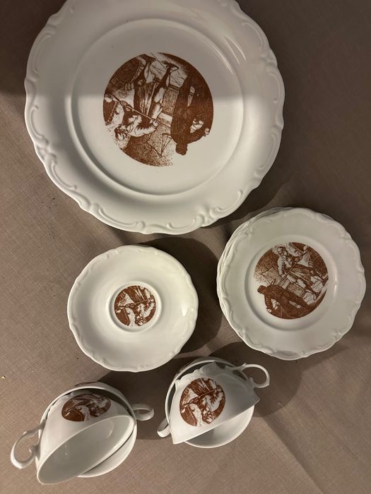 Zestaw filiżanki ze spodkami i talerzykami