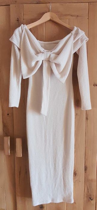 Sprzedam sukienkę z elegancką kokardą