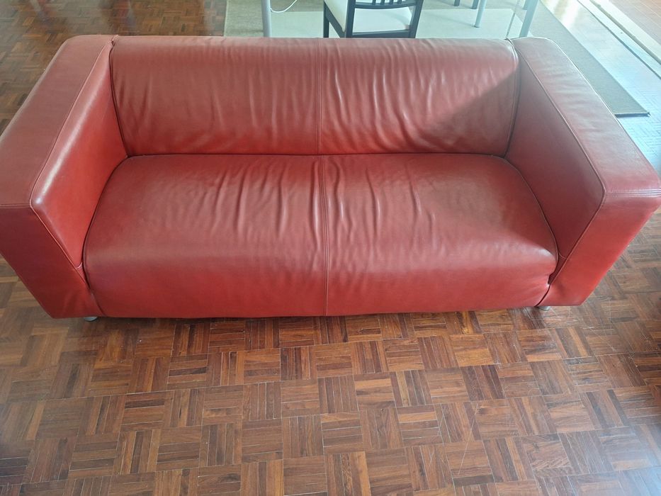 sofá encarnado em pele - ikea - 180cm x 90cm x 65cm