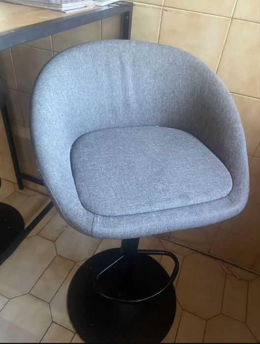 Mesa alta com duas cadeiras