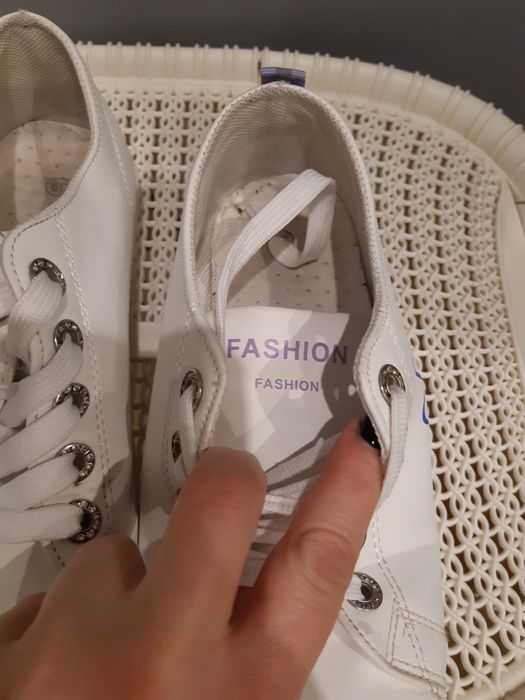 Białe lekkie trampki