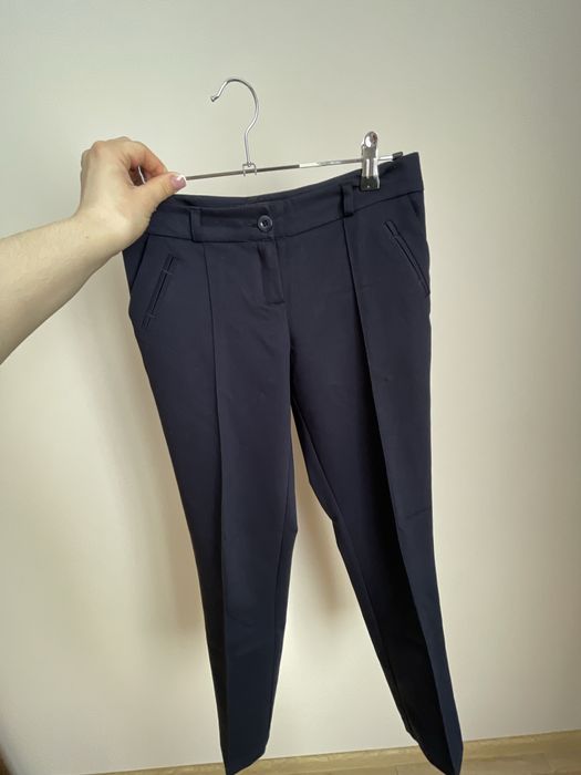 Блуза в полоску, класичні темно-сині брюки