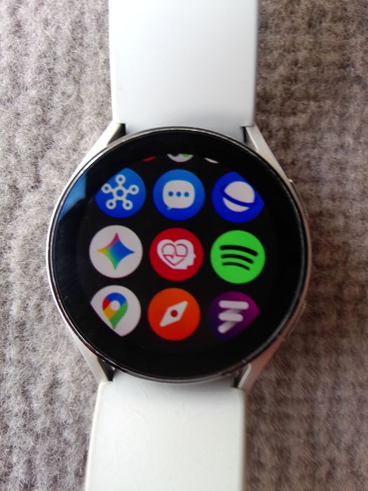 Samsung Galaxy Watch 4 com carregador