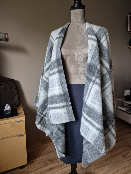 Wełniane włoskie poncho