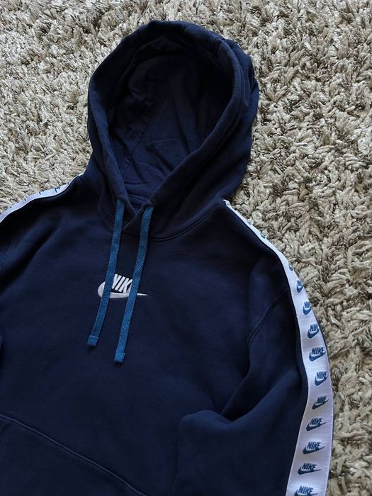 Худи Nike на лампасах нових колекцій