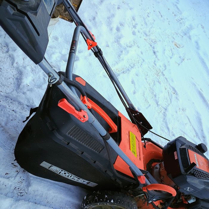 Sprzedam kosiarkę spalinową.