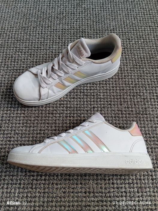 Białe damskie sneakersy adidas Grand Court z opalizującymi, mieniącymi się paskami r. 39,5