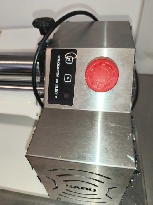 Laminadora SARO Profissional  Vende-se laminadora profissional da marca SARO, ideal para pizzarias, padarias, pastelarias e outros negócios.