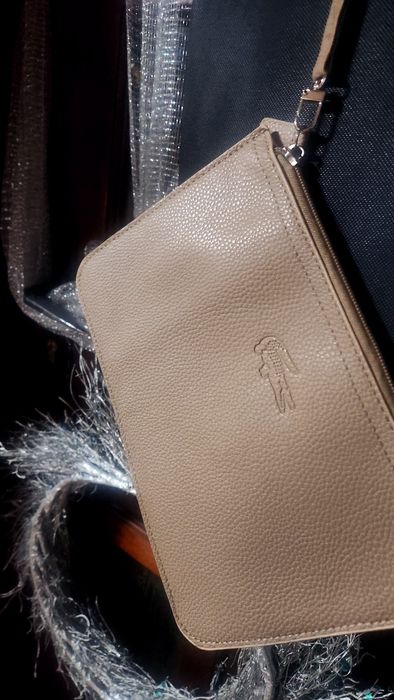 Lacoste a 60% bolsas prontas a oferecer