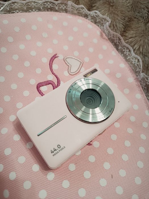Милая розовая камера,  хорошее качество фото, вспышка, зарядка