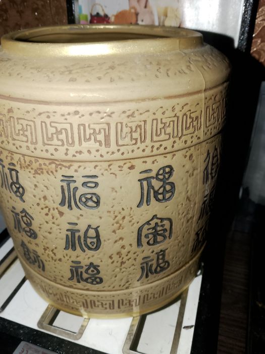 Статуетки різного розміру та матеріалу