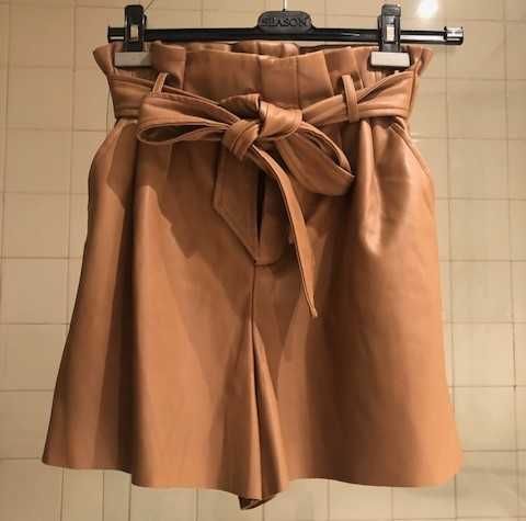 Calção senhora, em pele,  cor bege (tom camurça) marca Zara